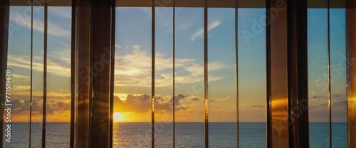 Reflexão do nascer do sol e do mar na janela de vidro no resort de hotel de luxo photo