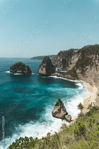 Fototapeta Naklejka Na Ścianę i Meble -  Amazing tropical beach with turquoise water, Diamond Beach Nusa Penida