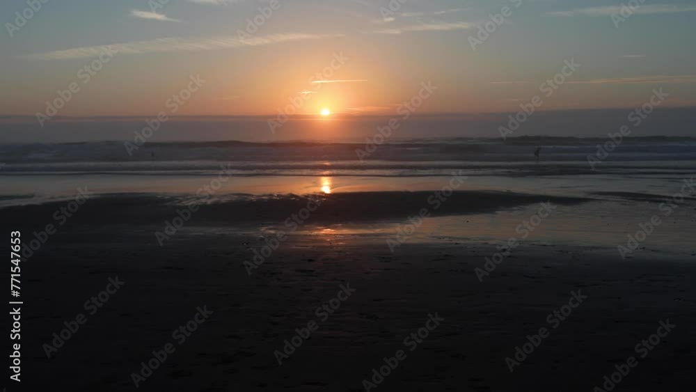 Tramonto tra le onde del mare su una spiaggia. Tramonto tra le onde del mare su una spiaggia.