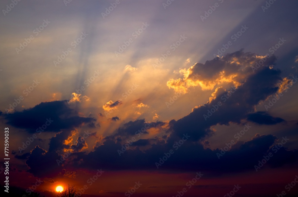 Obraz premium The sun rays through the cloud