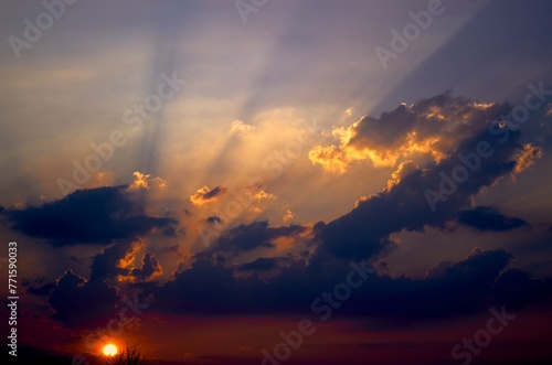 The sun rays through the cloud © OMG Snap