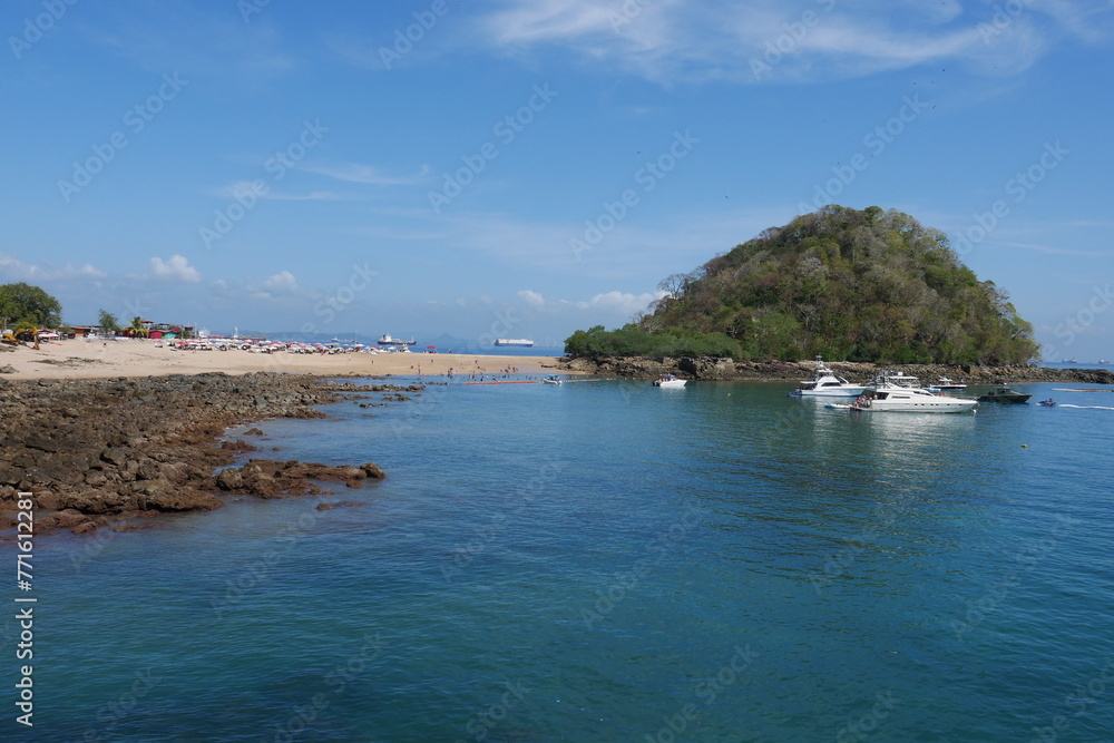 Strand auf der Insel Isla Taboga in Panama bei Niedrigwasser
