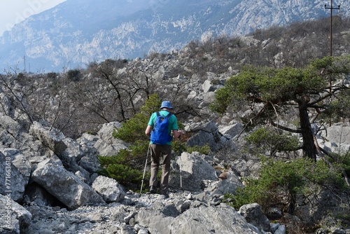 Mann wandert in der Marocche di Dro im Trentino