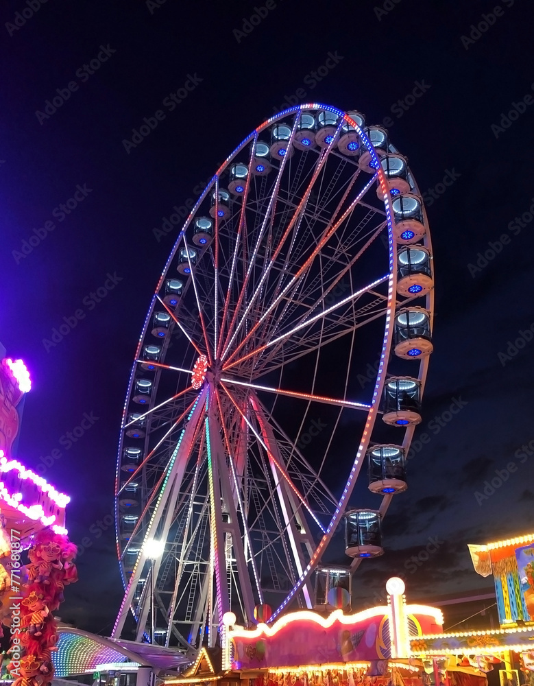 Fototapeta premium Ferris wheel at night in an amusement park