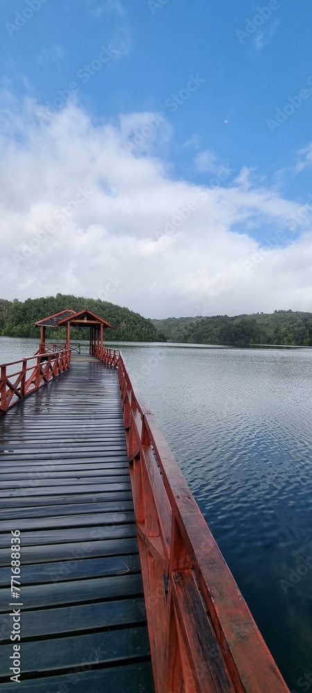 Obraz premium muelle amaderado sobre el lago