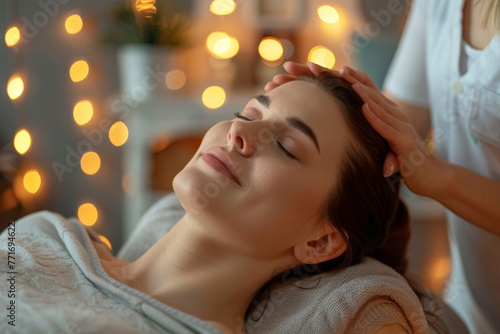 Donna rilassata mentre riceve un massaggio terapeutico professionale sulla testa