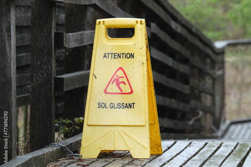 Foto Panneau jaune sol glissant