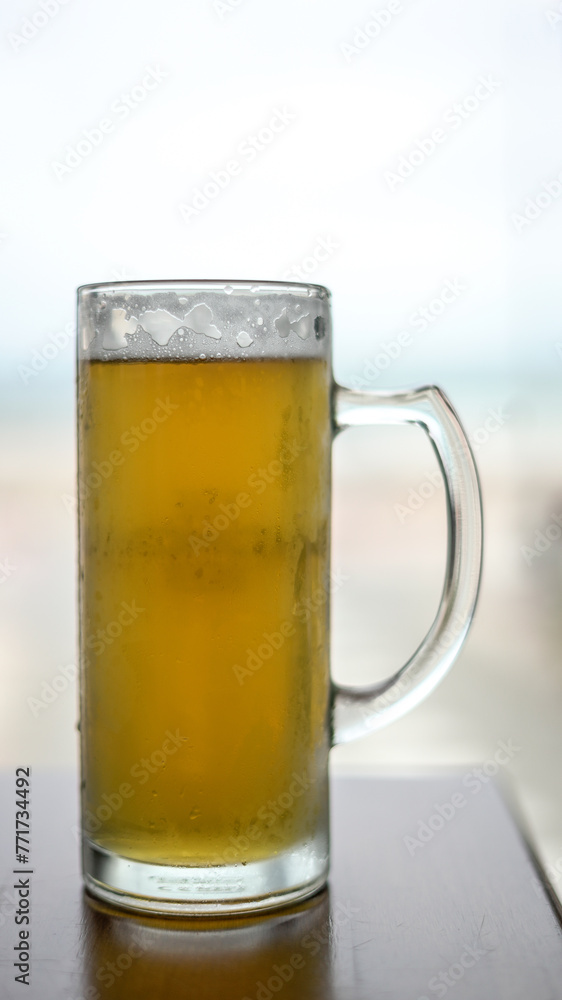 Primer plano de una jarra de cerveza con su asa Primer plano de una jarra de cerveza con su asa