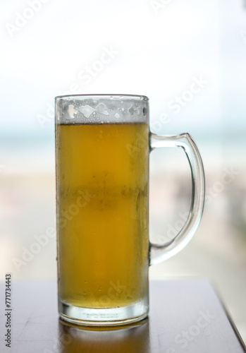 Primer plano de una jarra de cerveza con su asa