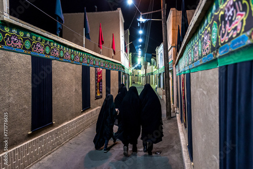 Foto Women on Old Town street decorated for Muharram in Kashan, Iran