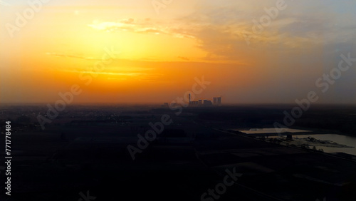 Zachód słońca przykryty piaskiem z pustyni, Opolszczyzna Polska, widok z lotu ptaka. © Stanisław Błachowicz