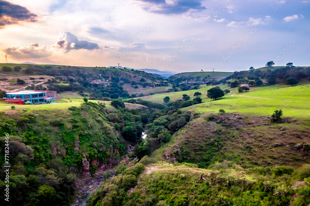 Obraz premium River between mountains at sunset in arcos del sitio in tepotzotlan state of mexico