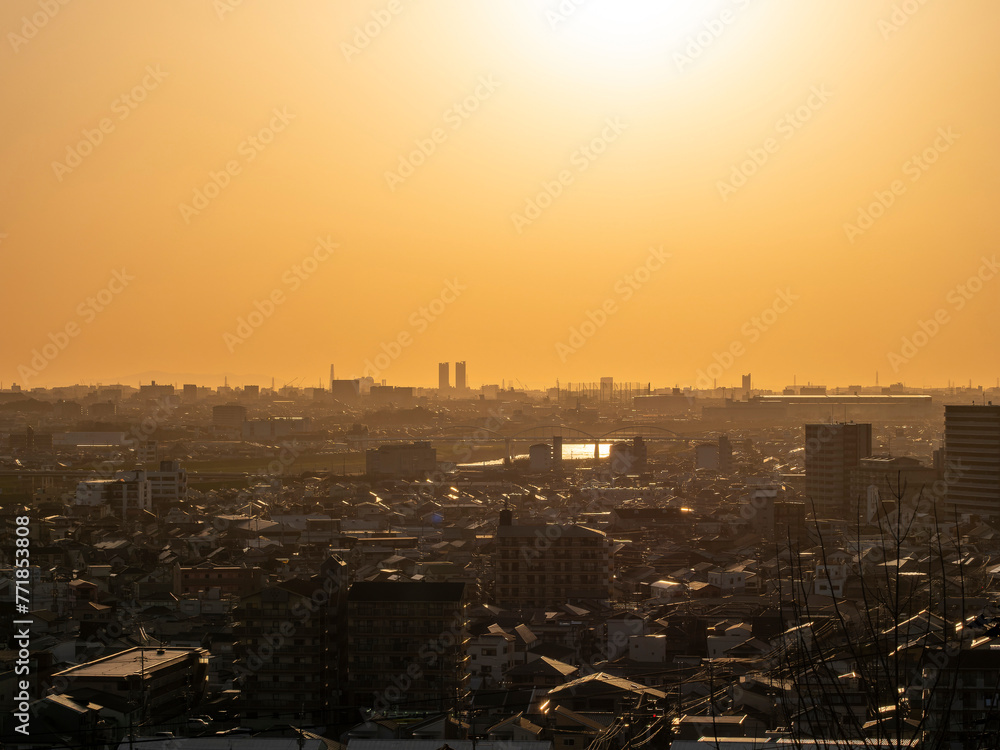 オレンジに輝く夕焼けの空と街の風景