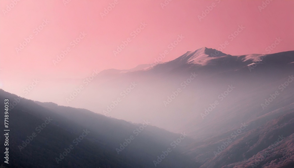 ピンクのモヤがかかった幻想的な山