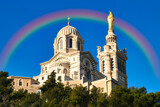 マルセイユの美しいノートルダム・ド・ギャルド・バジリカ聖堂にかかる虹