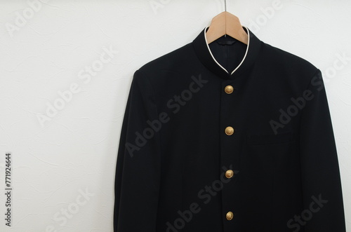 ハンガーにかけられた学生服