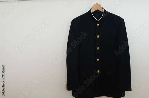 ハンガーにかけられた学生服。