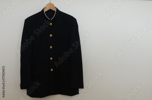 ハンガーにかけられた学生服。