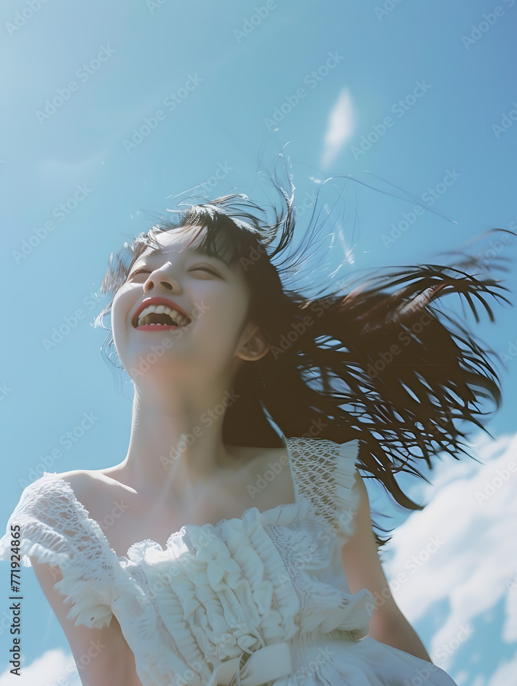 空を仰ぐ幸せ溢れる笑顔の日本人女性 Stock Photo | Adobe Stock