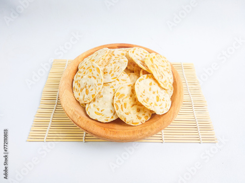 Cuadro en lienzo Keripik Tempe or Crispy tempeh chips with a savory and crispy taste