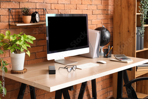 Modern home office workspac...