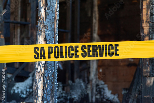 Foto South African police tape in front of a burnt house