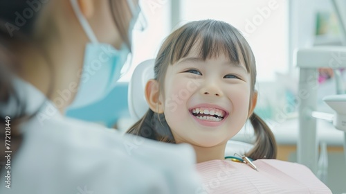 小児歯科で診察台で笑顔の女の子06