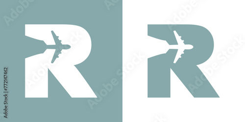 Logo travel. Letra inicial R con silueta de avión en espacio negativo para agencia de viajes