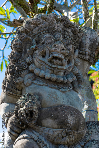 Obraz na płótnie Ancient sculptures in the city of Ubud on the island of Bali, Indonesia. w salonie