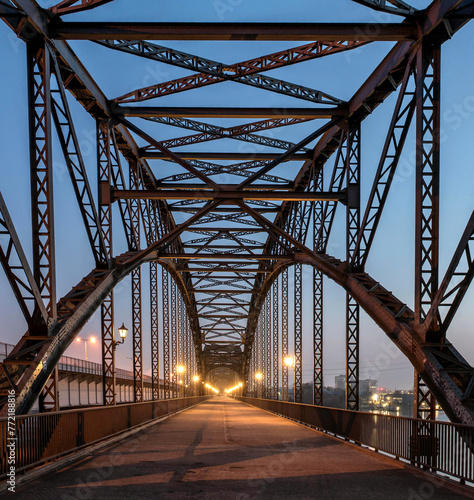 Bogenbrücke am Abend © Wolfgang
