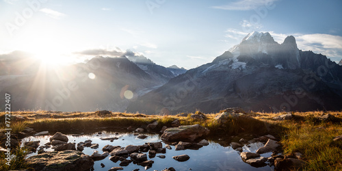 Foto Panoramic view of the Drus mountains at sunrise with a lake at first plan