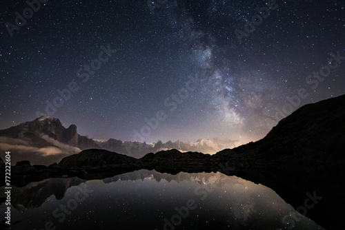 Foto Reflection of the milky way on the Cheserys lake with view on the Mont Blanc mou