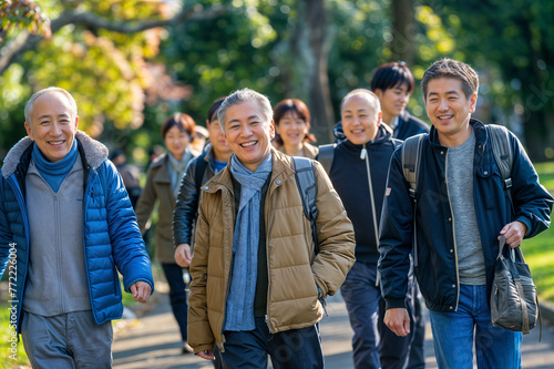 笑顔で散歩を楽しむ中高年の男女グループ