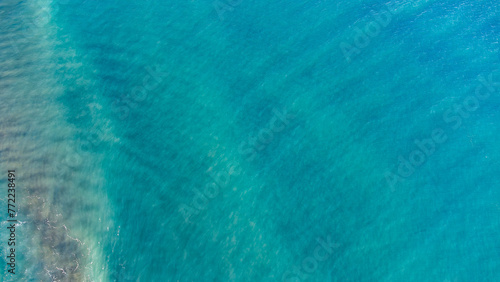Meereswellen von Oben: Luftaufnahmen des Meeres mit Wellen photo