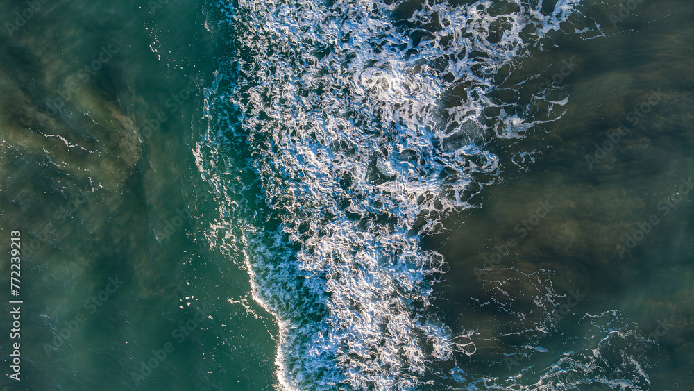 Meereswellen von Oben: Luftaufnahmen des Meeres mit Wellen