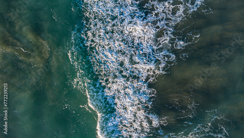 Meereswellen von Oben: Luftaufnahmen des Meeres mit Wellen