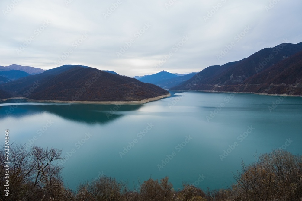 Naklejka premium Scenic view of Zhinvalskoe Reservoir, Georgia on a cloudy day