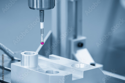 Fotografía The  CMM probe measuring the  aluminum automotive parts.