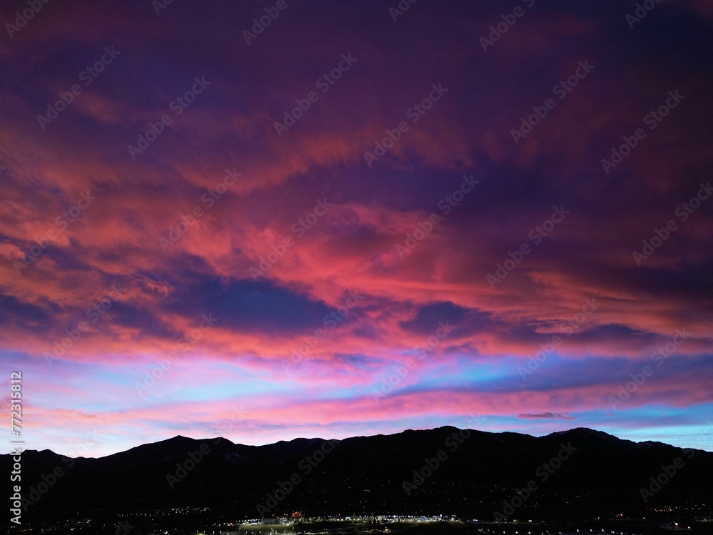 Fototapeta premium Stunning view of a cityscape at dusk, with the sky above a blend of pink hues