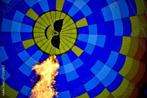 Fotografía an illuminated up fire in the center of a hot air balloon