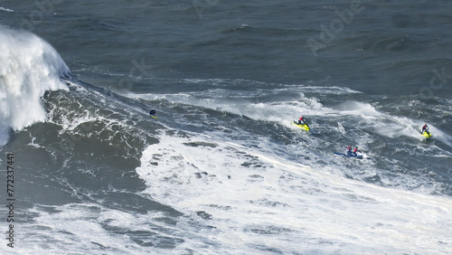 Surfen in den Big Waves von Naza