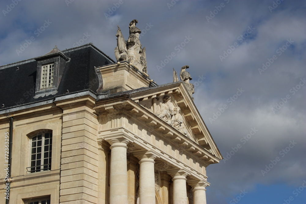 Dijon : Palais des Ducs et des États de Bourgogne (aile orientale de biais)