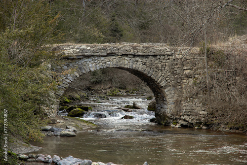 Pont en pierre, Parc naturel régional du Vercors, site protégé du cirque d'Archiane, 26, Drome, France © JAG IMAGES