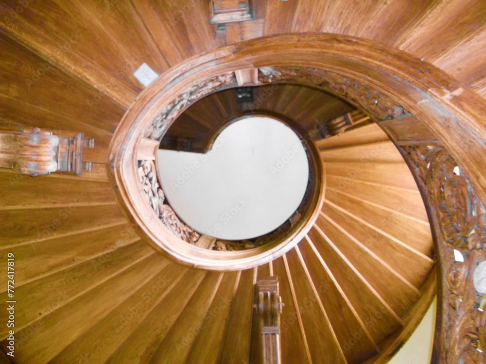 Fototapeta premium Eine Wendeltreppe aus Holz nach oben laufend