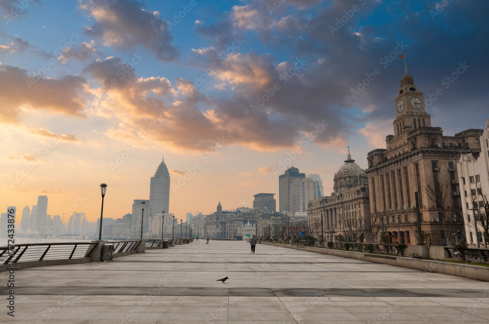 Obraz premium Sunrise Glow on the Bund, Shanghai with Historic and Modern Skyline