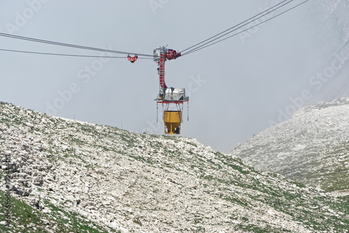 Téléphérique transportant du matériel pour les travaux d'extension de l'interféromètre du plateau de Bure