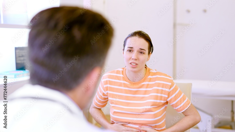 Obraz premium Patient explaining the ailment to the doctor