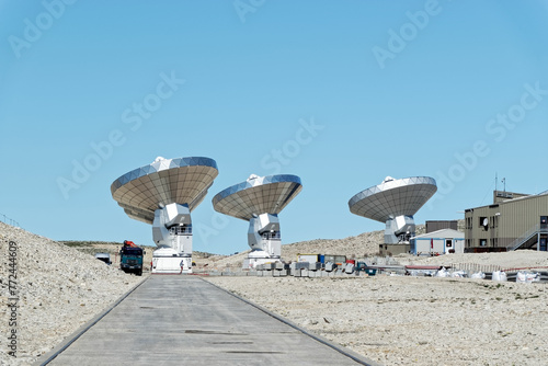 Radiotélescopes du plateau de Bure - Massif du Dévoluy photo