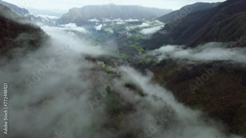 Wallpaper Mural Paisajes de montaña en las alturas que son nubes de algodón en la naturaleza con un dron.  Torontodigital.ca