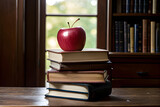 Una pequeña, pero deliciosa manzana roja en la parte de arriba de una pila de libros